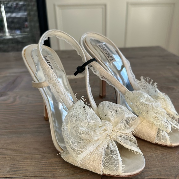 Badgley Mischka Cream Lace Slingback Heels. Vintage. - Picture 4 of 10